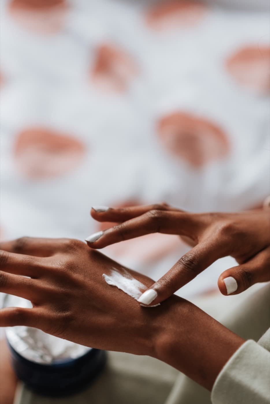 Crema su sfondo rosa